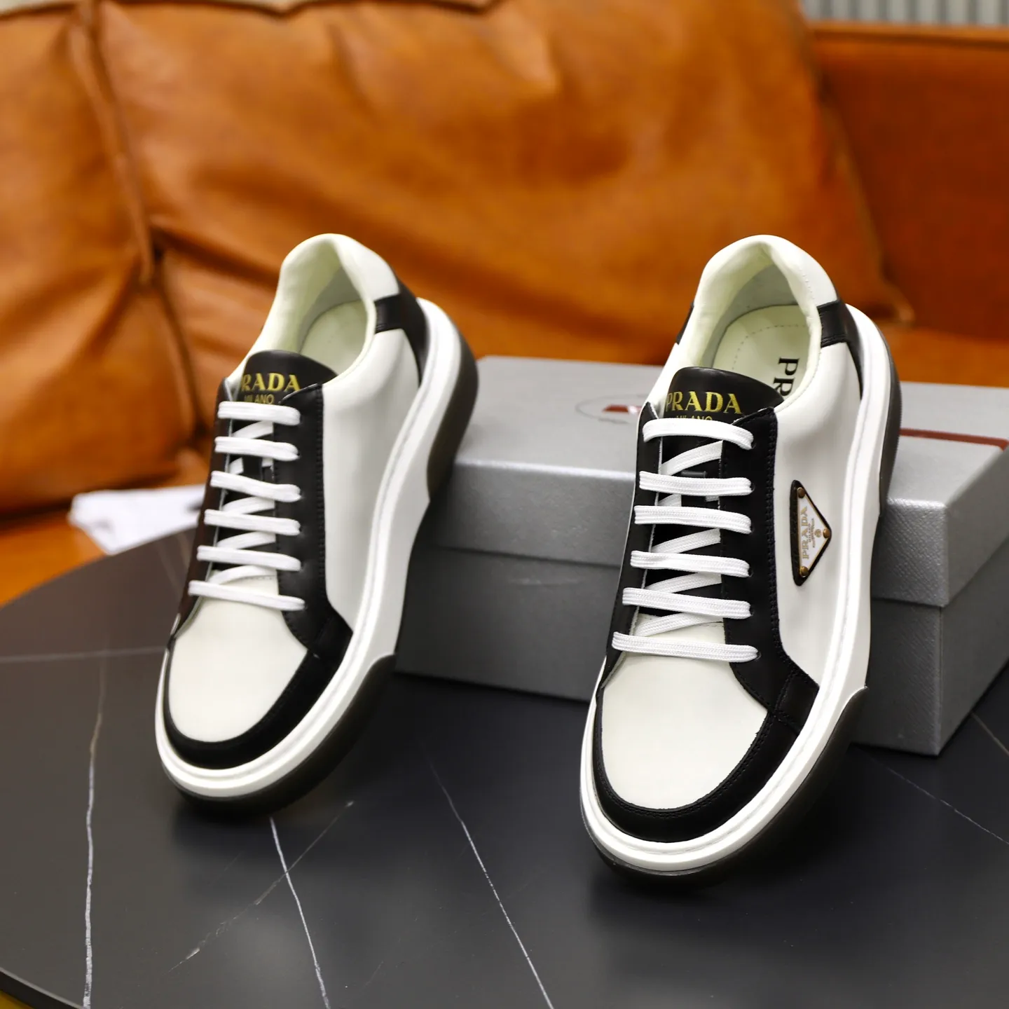 Factory price: 720💰Top original order Brand: PRADA (Prada) Standard code: Men's size 38/44 (45 can be customized) Grade: Same as the official website Material: Original cowhide stitching imported cowhide lining Original combination two-color wear-resistant soft outsole Style category: Leisure and sports version Young fashion European and American trend British style Color: Actual picture color